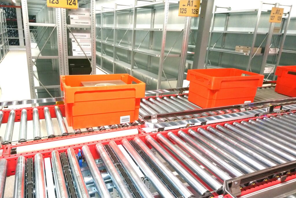 Przenośnik rolkowy w magazynie